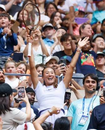 Sport Themen der Woche KW34 Zheng Qinwen of China participates in Arthur Ashe Kids Day events in Arthur Ashe Stadium leading up to the 2024 US Open Tennis Championships in at the USTA Billie Jean King National Tennis Center on Saturday, August 24, 2024 in New York City.  NYP20240824117 JOHNxANGELILLO