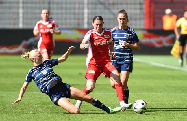 Fussball, Frauen, Saison 2024 2025, 2. Frauen-Bundesliga (1. Spieltag), 1. FC Union Berlin - Hamburger SV, v. l. Sophie Alice Profe (1. Frauen, HSV), Antonia-Johanna Halverkamps (1. Frauen, 1. FC Union), Jana Braun (1. Frauen, HSV), 24.08. 2024, Copyright: xStefaniexFiebrig MatthiasxKochx