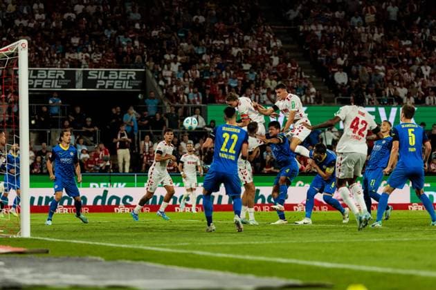 Sport Bilder des Tages 2. Fußball Bundesliga: 1. FC Köln - Eintracht Braunschweig; 24.08.2024 Timo Hübers (1. FC Köln, 4) köpft zum 1:0 2. Fußball Bundesliga, 1. FC Köln - Eintracht Braunschweig, Köln, Rheinenergiestadion am 24.08.2024 DFL REGULATIONS PROHIBIT ANY USE OF PHOTOGRAPHS AS IMAGE SEQUENCES AND OR QUASI-VIDEO.