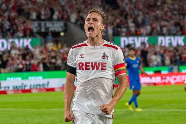 24.08.2024, Fussball: 2. Bundesliga, Saison 2024 2025, 03. Spieltag, 1. FC Koeln vs. Eintracht Braunschweig im Rhein Energie Stadion in Koeln. Timo Huebers (1. FC Koeln, 04) schreit seinen Jubel nach dem Tor zum 1:0 heraus. Wichtiger Hinweis: Gemaess den Vorgaben der DFL Deutsche Fussball Liga bzw. des DFB Deutscher Fussball-Bund ist es untersagt, in dem Stadion und oder vom Spiel angefertigte Fotoaufnahmen in Form von Sequenzbildern und oder videoaehnlichen Fotostrecken zu verwerten bzw. verwerten zu lassen. Foto: Kirchner-Media TH