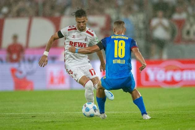 24.08.2024, Fussball: 2. Bundesliga, Saison 2024 2025, 03. Spieltag, 1. FC Koeln vs. Eintracht Braunschweig im Rhein Energie Stadion in Koeln. Zweikampf zwischen Leart Pacarada (1. FC Koeln, 17) und Marvin Rittmueller (Eintracht Braunschweig, 18). Wichtiger Hinweis: Gemaess den Vorgaben der DFL Deutsche Fussball Liga bzw. des DFB Deutscher Fussball-Bund ist es untersagt, in dem Stadion und oder vom Spiel angefertigte Fotoaufnahmen in Form von Sequenzbildern und oder videoaehnlichen Fotostrecken zu verwerten bzw. verwerten zu lassen. Foto: Kirchner-Media TH