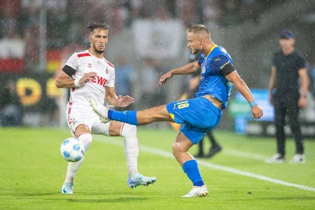 24.08.2024, Fussball: 2. Bundesliga, Saison 2024 2025, 03. Spieltag, 1. FC Koeln vs. Eintracht Braunschweig im Rhein Energie Stadion in Koeln. Zweikampf zwischen Leart Pacarada (1. FC Koeln, 17) und Marvin Rittmueller (Eintracht Braunschweig, 18). Wichtiger Hinweis: Gemaess den Vorgaben der DFL Deutsche Fussball Liga bzw. des DFB Deutscher Fussball-Bund ist es untersagt, in dem Stadion und oder vom Spiel angefertigte Fotoaufnahmen in Form von Sequenzbildern und oder videoaehnlichen Fotostrecken zu verwerten bzw. verwerten zu lassen. Foto: Kirchner-Media TH