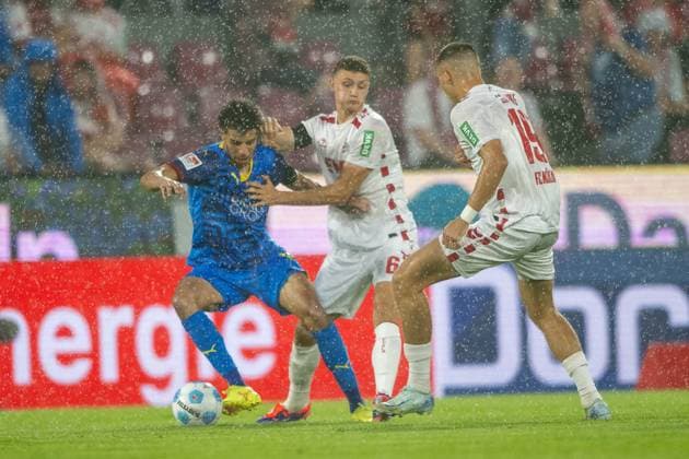 Sport Bilder des Tages 24.08.2024, Fussball: 2. Bundesliga, Saison 2024 2025, 03. Spieltag, 1. FC Koeln vs. Eintracht Braunschweig im Rhein Energie Stadion in Koeln. Zweikampf zwischen Eric Martel (1. FC Koeln, 06), Walid Ould Chikh (Eintracht Braunschweig, 10) und Tim Lemperle (1. FC Koeln, 19). Wichtiger Hinweis: Gemaess den Vorgaben der DFL Deutsche Fussball Liga bzw. des DFB Deutscher Fussball-Bund ist es untersagt, in dem Stadion und oder vom Spiel angefertigte Fotoaufnahmen in Form von Sequenzbildern und oder videoaehnlichen Fotostrecken zu verwerten bzw. verwerten zu lassen. Foto: Kirchner-Media TH