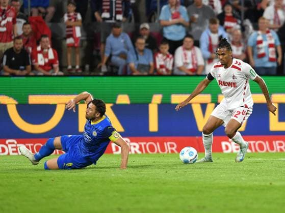 24.08.2024, Cologne, Germany, Rhein-Energie-Stadium, 1. FC Koeln vs Eintracht Braunschweig - 2. Bundesliga, Ermin Bicakcic (Eintracht Braunschweig) und Damion Downs (1. FC Koeln) im Zweikampf (Foto Ralf Treese) DFB DFL REGULATIONS PROHIBIT ANY USE OF PHOTOGRAPHS AS IMAGE SEQUENCES AND OR QUASI-VIDEO. Cologne Rhein-Energie-Stadium North Rhine-Westphalia Germany