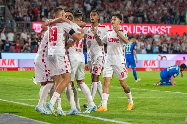24.08.2024, Fussball: 2. Bundesliga, Saison 2024 2025, 03. Spieltag, 1. FC Koeln vs. Eintracht Braunschweig im Rhein Energie Stadion in Koeln. Die Koelner Spieler bejubeln das Tor zum 2:0. Wichtiger Hinweis: Gemaess den Vorgaben der DFL Deutsche Fussball Liga bzw. des DFB Deutscher Fussball-Bund ist es untersagt, in dem Stadion und oder vom Spiel angefertigte Fotoaufnahmen in Form von Sequenzbildern und oder videoaehnlichen Fotostrecken zu verwerten bzw. verwerten zu lassen. Foto: Kirchner-Media TH