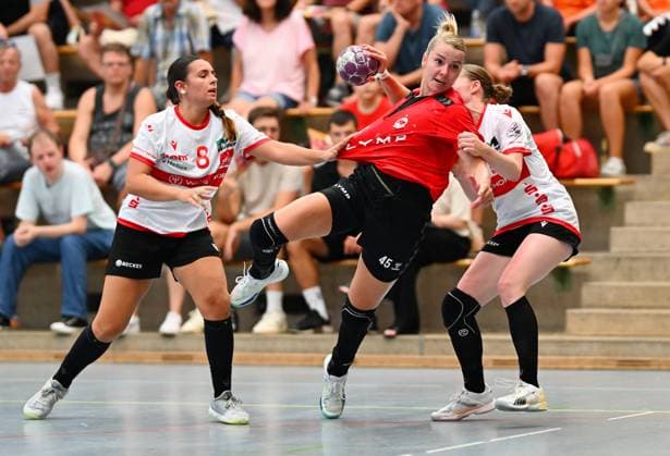 BAU 24.08.2024 Ludwigsburg Handball HB Ludwigsburg vs. HSV Solingen-Gräfrath , v.l. Patricia Nikolic (Solingen), Noemi Hafra (Ludwigsburg)