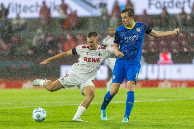 Fußball 2. Liga 1. FC Köln - Eintracht Braunschweig am 24.08.2024 im RheinEnergieStadion in Köln Tim Lemperle ( Köln ), links - Robert Ivanov ( Braunschweig ), rechts DFB regulations prohibit any use of photographs as image sequences and or quasi-video.