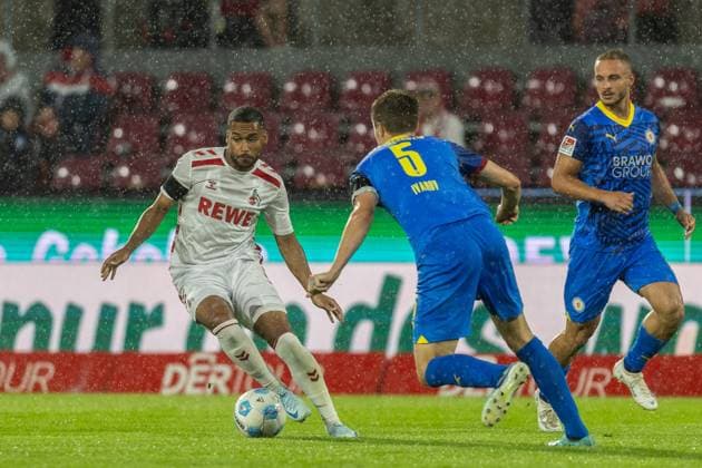 Fußball 2. Liga 1. FC Köln - Eintracht Braunschweig am 24.08.2024 im RheinEnergieStadion in Köln Damion Downs ( Köln ), links - Robert Ivanov ( Braunschweig ), rechts DFB regulations prohibit any use of photographs as image sequences and or quasi-video.