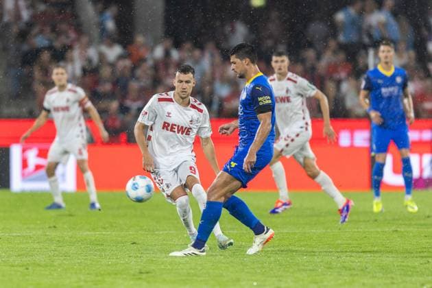 Fußball 2. Liga 1. FC Köln - Eintracht Braunschweig am 24.08.2024 im RheinEnergieStadion in Köln Luca Waldschmidt ( Köln ), links - Jannis Nikolaou ( Braunschweig ), rechts DFB regulations prohibit any use of photographs as image sequences and or quasi-video.
