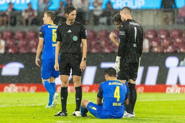 Fußball 2. Liga 1. FC Köln - Eintracht Braunschweig am 24.08.2024 im RheinEnergieStadion in Köln Schiedsrichter Matthias Jöllenbeck ( Freiburg ), links - im Gespräch mit Jannis Nikolaou ( Braunschweig ), mitte - Lennart Grill ( Braunschweig ), rechts DFB regulations prohibit any use of photographs as image sequences and or quasi-video.
