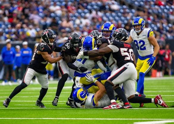 Sport Themen der Woche KW34 Sport Bilder des Tages August 24, 2024, Cypress, Texas, USA: Texans defense gang tackle Rams running back ZACH EVANS (21) during the Houston Texans and Los Angeles Rams game at NRG Stadium in Houston. Cypress USA - ZUMAg261 20240824_znp_g261_025 Copyright: xDomenicxGreyx
