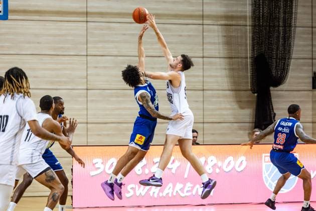 Sport Themen der Woche KW34 Sport Bilder des Tages easyCredit Basketball Bundesliga, BBL, Saison 2024 2025, Herren. 24.08.2024, Testspiel Syntainics MBC - BG Göttingen, Michael Devoe (Syntainics MBC, No 0), Emil Bode (BG Göttingen, No 9) Copyright: Alexander Trienitz. *** easyCredit Basketball Bundesliga, BBL, Season 2024 2025, Men 24 08 2024, Test match Syntainics MBC BG Göttingen, Michael Devoe Syntainics MBC, No 0 , Emil Bode BG Göttingen, No 9 Copyright Alexander Trienitz