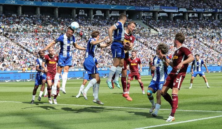Marc Oliver Kempf am Ball Zweikampf Spielszene Aktion Fußball Fussball DFL 2.Bundesliga Herren 3.Spieltag Saison 2024 2025 24.08.2024 Hertha BSC Berlin vs. SSV Jahn Regensburg DFL regulations prohibit any use of photographs as image sequences and or quasi-video