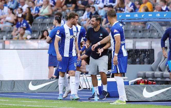 Trainer Cristian Fiel redet mit Pascal Klemens, re, Florian Niederlechner Fußball Fussball DFL 2.Bundesliga Herren 3.Spieltag Saison 2024 2025 24.08.2024 Hertha BSC Berlin vs. SSV Jahn Regensburg DFL regulations prohibit any use of photographs as image sequences and or quasi-video