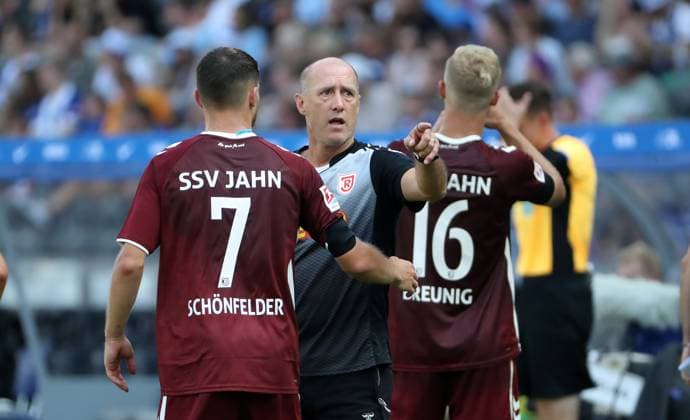 Trainer Joe Enochs redet mit Oscar Schönfelder Aktion Oberkörper Fußball Fussball DFL 2.Bundesliga Herren 3.Spieltag Saison 2024 2025 24.08.2024 Hertha BSC Berlin vs. SSV Jahn Regensburg DFL regulations prohibit any use of photographs as image sequences and or quasi-video