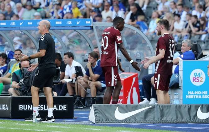 Trainer Joe Enochs, Mansour Ouro Tagba geht nach rote Karte vom Platz, Christian Kühlwetter Fußball Fussball DFL 2.Bundesliga Herren 3.Spieltag Saison 2024 2025 24.08.2024 Hertha BSC Berlin vs. SSV Jahn Regensburg DFL regulations prohibit any use of photographs as image sequences and or quasi-video