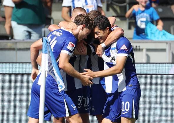 re. Ibrahim Maza jubelt nach 1:0 mit Linus Gechter, Derry Scherhant, Palko Dardai Freude Emotion Jubel Fußball Fussball DFL 2.Bundesliga Herren 3.Spieltag Saison 2024 2025 24.08.2024 Hertha BSC Berlin vs. SSV Jahn Regensburg DFL regulations prohibit any use of photographs as image sequences and or quasi-video