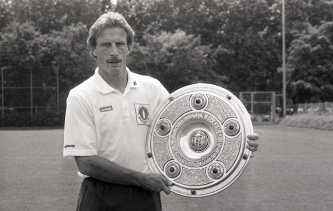 10.07.1992 VfB Stuttgart Fototermin Meisterschaft Deutschland, Stuttgart, 10.07.1992, Fussball, Bundesliga, Saison 1992 1993, VfB Stuttgart Fototermin Spieler mit der Meisterschale 1992: Christoph Daum (Trainer). *** 10 07 1992 VfB Stuttgart photo session championship Germany, Stuttgart, 10 07 1992, football, Bundesliga, season 1992 1993, VfB Stuttgart photo session players with the championship trophy 1992 Christoph Daum coach