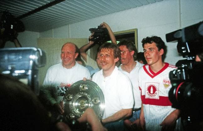 16.05.92 Bayer 04 Leverkusen - VfB Stuttgart Deutschland, Leverkusen, 16.05.1992, Fussball, Bundesliga, Saison 1991 1992, 34. Spieltag, Bayer 04 Leverkusen - VfB Stuttgart (1:2): v.l. Dieter Hoeneß (Manager VfB Stuttgart), Christoph Daum (Trainer VfB Stuttgart) mit der Meisterschale, Marcel Daum (Sohn von Christoph Daum). *** 16 05 92 Bayer 04 Leverkusen VfB Stuttgart Germany, Leverkusen, 16 05 1992, Soccer, Bundesliga, Season 1991 1992, 34 Matchday, Bayer 04 Leverkusen VfB Stuttgart 1 2 v l Dieter Hoeneß Manager VfB Stuttgart , Christoph Daum Coach VfB Stuttgart with the championship trophy, Marcel Daum Son of Christoph Daum