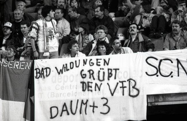 09.10.92 VfB Stuttgart - Leeds United Spanien, Barcelona, 09.10.1992, Fussball, Champions League, Qualifikation, Saison 1994 1995, 1. Runde, Entscheidungsspiel, VfB Stuttgart Leeds United (1:2): VfB Stuttgart Fans Plakat Damen Fussball Bad Wildungen grüsst den VfB Daum + 3. *** 09 10 92 VfB Stuttgart Leeds United Spain, Barcelona, 09 10 1992, Football, Champions League, Qualification, Season 1994 1995, 1 Round, Decision match, VfB Stuttgart Leeds United 1 2 VfB Stuttgart Fans Poster Ladies Football Bad Wildungen greets VfB Daum 3