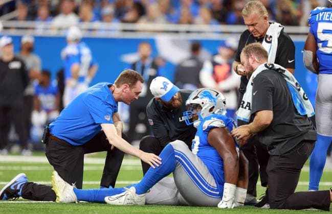 Sport Themen der Woche KW34 Sport Bilder des Tages Pittsburgh Steelers vs. Detroit Lions DETROIT,MICHIGAN-AUGUST 24: Detroit Lions DL Brodric Martin (99) is checked for injury during a preseason game between the Detroit Lions and the Pittsburgh Steelers in Detroit, Michigan USA, on Saturday, August 24, 2024 Detroit Michigan United States  Copyright: xAmyxLemusx originalFilename:lemus-pittsbur240824_np8vA.jpg
