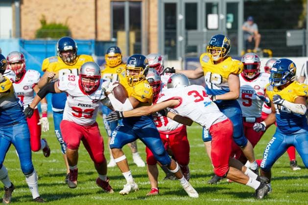 Sport Themen der Woche KW34 Sport Bilder des Tages American Football - RL - Wiesbaden Phantoms - Kaiserslautern - 24.08.24 Geschafft - nach einer Hitzeschlacht ist es geschafft - Aufstieg in die GFL2, Hobson, AmierWide receiver - *** American Football RL Wiesbaden Phantoms Kaiserslautern 24 08 24 Made it after a heat battle Promotion to GFL2, Hobson, Amier Wide receiver