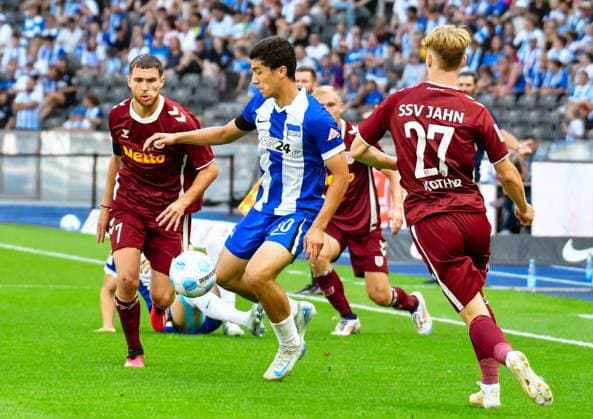 Fussball 2.Bundesliga, Hertha BSC Berlin - Jahn Regensburg 24.08.2024, xdanx, Fussball 2.Bundesliga, Hertha BSC Berlin - Jahn Regensburg emspor, v.l. Oscar Schoenfelder (SSV Jahn Regensburg 7),Ibrahim Maza (Hertha BSC 10),Dominik Kother (SSV Jahn Regensburg 27),Zweikampf, Duell, Kampf, tackle (DFL DFB REGULATIONS PROHIBIT ANY USE OF PHOTOGRAPHS as IMAGE SEQUENCES and or QUASI-VIDEO) Daniel Lakomski Mix1Press Berlin Olympiastadion Berlin Deutschland (DEU)