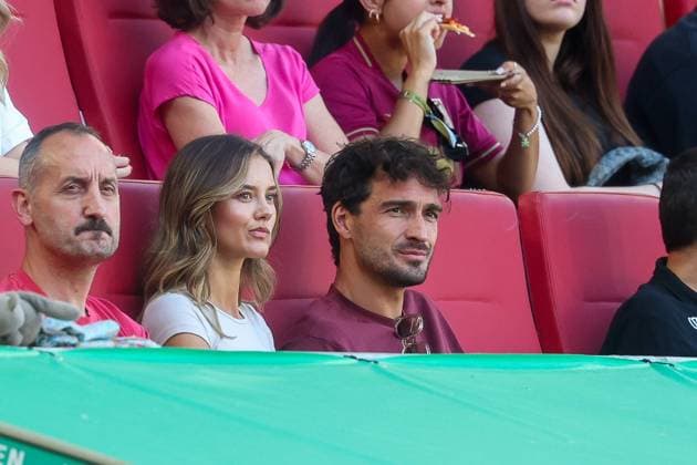Mats Hummels mit seiner Freundin Nicola Cavanis auf der Tribuene, FC Augsburg vs. SV Werder Bremen, Fussball, 1. Bundesliga, 1. Spieltag, 24.08.2024 DFB regulations prohibit any use of photographs as image sequences and or quasi-video Augsburg Bayern Deutschland
