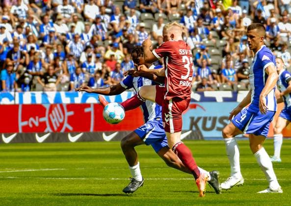 Fussball 2.Bundesliga, Hertha BSC Berlin - Jahn Regensburg 24.08.2024, xdanx, Fussball 2.Bundesliga, Hertha BSC Berlin - Jahn Regensburg emspor, v.l. Deyovaisio Zeefuik (Hertha BSC 42),Kai Proeger (SSV Jahn Regensburg 33),Marc-Oliver Kempf (Hertha BSC 4),Zweikampf, Duell, Kampf, tackle (DFL DFB REGULATIONS PROHIBIT ANY USE OF PHOTOGRAPHS as IMAGE SEQUENCES and or QUASI-VIDEO) Daniel Lakomski Mix1Press Berlin Olympiastadion Berlin Deutschland (DEU)