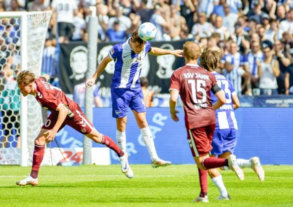 Fussball 2.Bundesliga, Hertha BSC Berlin - Jahn Regensburg 24.08.2024, xdanx, Fussball 2.Bundesliga, Hertha BSC Berlin - Jahn Regensburg emspor, v.l. Christian Viet (SSV Jahn Regensburg 10),Linus Gechter (Hertha BSC 44) geht zum Kopfball,Sebastian Ernst (SSV Jahn Regensburg 15),Michal Karbownik (Hertha BSC 33),Zweikampf, Duell, Kampf, tackle (DFL DFB REGULATIONS PROHIBIT ANY USE OF PHOTOGRAPHS as IMAGE SEQUENCES and or QUASI-VIDEO) Daniel Lakomski Mix1Press Berlin Olympiastadion Berlin Deutschland (DEU)