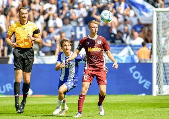 Fussball 2.Bundesliga, Hertha BSC Berlin - Jahn Regensburg 24.08.2024, xdanx, Fussball 2.Bundesliga, Hertha BSC Berlin - Jahn Regensburg emspor, v.l. Michal Karbownik (Hertha BSC 33),Sebastian Ernst (SSV Jahn Regensburg 15),Zweikampf, Duell, Kampf, tackle (DFL DFB REGULATIONS PROHIBIT ANY USE OF PHOTOGRAPHS as IMAGE SEQUENCES and or QUASI-VIDEO) Daniel Lakomski Mix1Press Berlin Olympiastadion Berlin Deutschland (DEU)