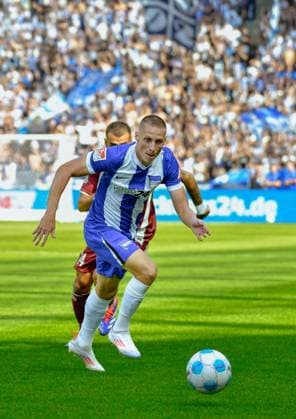 Fussball 2.Bundesliga, Hertha BSC Berlin - Jahn Regensburg 24.08.2024, xdanx, Fussball 2.Bundesliga, Hertha BSC Berlin - Jahn Regensburg emspor, v.l. Robin Ziegele (SSV Jahn Regensburg 14),Palko Dardai (Hertha BSC 20),Zweikampf, Duell, Kampf, tackle (DFL DFB REGULATIONS PROHIBIT ANY USE OF PHOTOGRAPHS as IMAGE SEQUENCES and or QUASI-VIDEO) Daniel Lakomski Mix1Press Berlin Olympiastadion Berlin Deutschland (DEU)