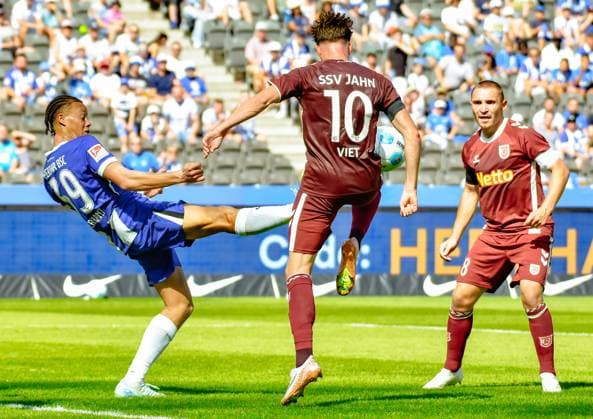 Fussball 2.Bundesliga, Hertha BSC Berlin - Jahn Regensburg 24.08.2024, xdanx, Fussball 2.Bundesliga, Hertha BSC Berlin - Jahn Regensburg emspor, v.l. Derry Scherhant (Hertha BSC Berlin 39),Christian Viet (SSV Jahn Regensburg 10),Andreas Geipl (SSV Jahn Regensburg 8),Zweikampf, Duell, Kampf, tackle (DFL DFB REGULATIONS PROHIBIT ANY USE OF PHOTOGRAPHS as IMAGE SEQUENCES and or QUASI-VIDEO) Daniel Lakomski Mix1Press Berlin Olympiastadion Berlin Deutschland (DEU)
