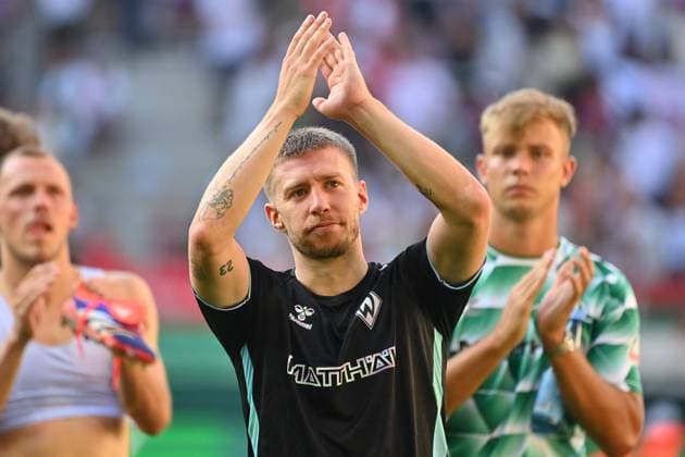 Schlussjubel Mitchell WEISER (Werder Bremen), applaudiert zu den Fans,Fussballfans, Aktion,Einzelbild,angeschnittenes Einzelmotiv,Halbfigur,halbe Figur, Fussball 1. Bundesliga Saison 2024 2025, 1.Spieltag, Spieltag01 FC Augsburg - SV Werder Bremen 2-2 am 24.08.2024, WWK Arena Augsburg. *** Final cheer Mitchell WEISER Werder Bremen , applauds to the fans,football fans, action,single image,cropped single motif,half figure,half figure, Football 1 Bundesliga season 2024 2025, 1 matchday, matchday01 FC Augsburg SV Werder Bremen 2 2 on 24 08 2024, WWK Arena Augsburg