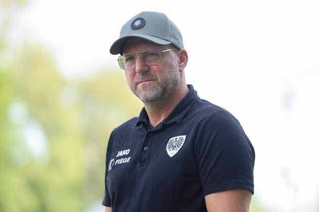 Trainer Sascha Hildmann (SC Preussen Muenster) schaut, 2. Bundesliga, Preußen Münster vs 1. FC Kaiserslautern, Preußenstadion am 24. August 2024 in Münster, Deutschland. (Foto von Marco Steinbrenner DeFodi Images) Trainer Sascha Hildmann (SC Preussen Muenster) looks on, 2. Bundesliga, Preußen Münster vs 1. FC Kaiserslautern, Preußenstadion, August 24, 2024 in Münster, Germany. (Photo by Marco Steinbrenner DeFodi Images) DFB DFL REGULATIONS PROHIBIT ANY USE OF PHOTOGRAPHS AS IMAGE SEQUENCES AND OR QUASI-VIDEO. Defodi-700_scp_fcK_20240824_102