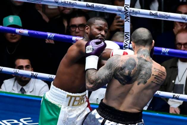 August 24, 2024, Mexico City, Ciudad de Mexico, Mexico: Boxer Floyd Mayweather Jr. of United States and boxer John Gotti III of United States exchange punches during an exhibition fight at Arena Ciudad de Mexico. Mexico City Mexico - ZUMAe321 20240824_zsa_e321_013 Copyright: xCarlosxTischler xEyepixxGroupx