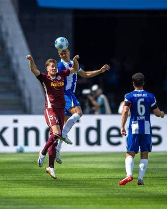 Fussball, Herren, Saison 2024 2025, 2. Bundesliga (3. Spieltag), Hertha BSC - SSV Jahn Regensburg, v.l. Christian Viet (Jahn Regensburg), Marc Oliver Kempf (Hertha BSC), Diego Demme (Hertha BSC), 24.08. 2024,