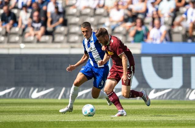 Fussball, Herren, Saison 2024 2025, 2. Bundesliga (3. Spieltag), Hertha BSC - SSV Jahn Regensburg, v.l. Marc Oliver Kempf (Hertha BSC), Christian Kühlwetter (Jahn Regensburg), 24.08. 2024,