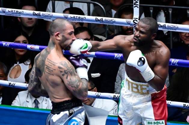 Sport Bilder des Tages August 24, 2024, Mexico City, Ciudad de Mexico, Mexico: Boxer Floyd Mayweather Jr. of United States and boxer John Gotti III of United States exchange punches during an exhibition fight at Arena Ciudad de Mexico. Mexico City Mexico - ZUMAe321 20240824_zsa_e321_016 Copyright: xCarlosxTischler xEyepixxGroupx