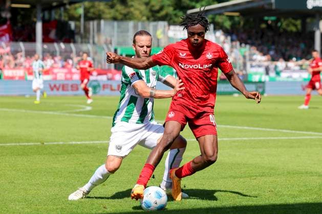 Jorrit Hendrix (SC Preussen Muenster) und Dickson Abiama (1. FC Kaiserslautern) kaempfen um den Ball, 2. Bundesliga, Preußen Münster vs 1. FC Kaiserslautern, Preußenstadion am 24. August 2024 in Münster, Deutschland. (Foto von Marco Steinbrenner DeFodi Images) Jorrit Hendrix (SC Preussen Muenster) und Dickson Abiama (1. FC Kaiserslautern) battle for the ball, 2. Bundesliga, Preußen Münster vs 1. FC Kaiserslautern, Preußenstadion, August 24, 2024 in Münster, Germany. (Photo by Marco Steinbrenner DeFodi Images) DFB DFL REGULATIONS PROHIBIT ANY USE OF PHOTOGRAPHS AS IMAGE SEQUENCES AND OR QUASI-VIDEO. Defodi-700_scp_fcK_20240824_150