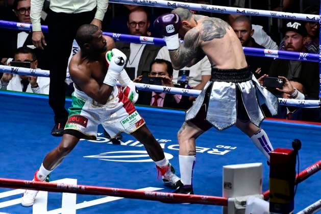 August 24, 2024, Mexico City, Ciudad de Mexico, Mexico: Boxer Floyd Mayweather Jr. of United States and boxer John Gotti III of United States exchange punches during an exhibition fight at Arena Ciudad de Mexico. Mexico City Mexico - ZUMAe321 20240824_zsa_e321_027 Copyright: xCarlosxTischler xEyepixxGroupx