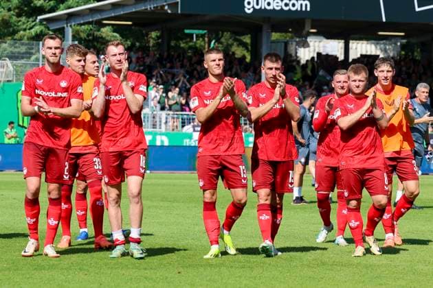 Die Spieler des 1. FC Kaiserslautern klatschen in die Haende und bejubeln den Auswaertssieg, 2. Bundesliga, Preußen Münster vs 1. FC Kaiserslautern, Preußenstadion am 24. August 2024 in Münster, Deutschland. (Foto von Marco Steinbrenner DeFodi Images) The players of 1. FC Kaiserslautern clap their hands and celebrate the away win, 2. Bundesliga, Preußen Münster vs 1. FC Kaiserslautern, Preußenstadion, August 24, 2024 in Münster, Germany. (Photo by Marco Steinbrenner DeFodi Images) DFB DFL REGULATIONS PROHIBIT ANY USE OF PHOTOGRAPHS AS IMAGE SEQUENCES AND OR QUASI-VIDEO. Defodi-700_scp_fcK_20240824_193