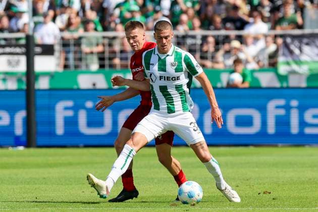 Tobias Raschl (1. FC Kaiserslautern) und Luca Bazzoli (SC Preussen Muenster) kaempfen um den Ball, 2. Bundesliga, Preußen Münster vs 1. FC Kaiserslautern, Preußenstadion am 24. August 2024 in Münster, Deutschland. (Foto von Marco Steinbrenner DeFodi Images) Tobias Raschl (1. FC Kaiserslautern) und Luca Bazzoli (SC Preussen Muenster) battle for the ball, 2. Bundesliga, Preußen Münster vs 1. FC Kaiserslautern, Preußenstadion, August 24, 2024 in Münster, Germany. (Photo by Marco Steinbrenner DeFodi Images) DFB DFL REGULATIONS PROHIBIT ANY USE OF PHOTOGRAPHS AS IMAGE SEQUENCES AND OR QUASI-VIDEO. Defodi-700_scp_fcK_20240824_197