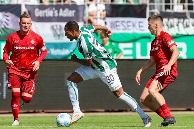Marlon Ritter (1. FC Kaiserslautern), Etienne Amenyido (SC Preussen Muenster) und Tobias Raschl (1. FC Kaiserslautern) kaempfen um den Ball, 2. Bundesliga, Preußen Münster vs 1. FC Kaiserslautern, Preußenstadion am 24. August 2024 in Münster, Deutschland. (Foto von Marco Steinbrenner DeFodi Images) Marlon Ritter (1. FC Kaiserslautern), Etienne Amenyido (SC Preussen Muenster) und Tobias Raschl (1. FC Kaiserslautern) battle for the ball, 2. Bundesliga, Preußen Münster vs 1. FC Kaiserslautern, Preußenstadion, August 24, 2024 in Münster, Germany. (Photo by Marco Steinbrenner DeFodi Images) DFB DFL REGULATIONS PROHIBIT ANY USE OF PHOTOGRAPHS AS IMAGE SEQUENCES AND OR QUASI-VIDEO. Defodi-700_scp_fcK_20240824_216