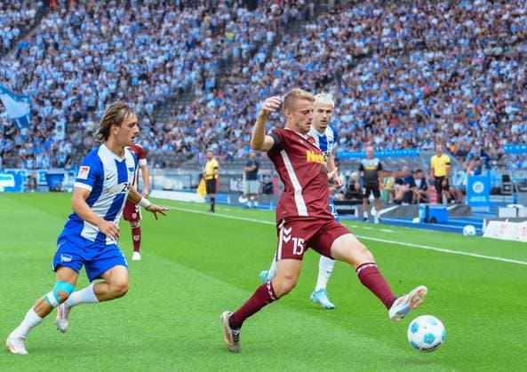 Fussball 2.Bundesliga, Hertha BSC Berlin - Jahn Regensburg 24.08.2024, xdanx, Fussball 2.Bundesliga, Hertha BSC Berlin - Jahn Regensburg emspor, v.l. Michal Karbownik (Hertha BSC 33),Sebastian Ernst (SSV Jahn Regensburg 15),Marten Winkler (Hertha BSC 22),Zweikampf, Duell, Kampf, tackle (DFL DFB REGULATIONS PROHIBIT ANY USE OF PHOTOGRAPHS as IMAGE SEQUENCES and or QUASI-VIDEO) Daniel Lakomski Mix1Press Berlin Olympiastadion Berlin Deutschland (DEU)