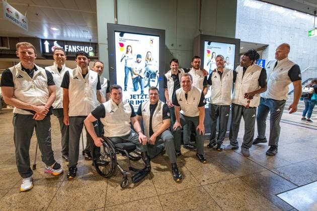 Impressionen DBS-Wahl Para Sportler*innen 25.08.2024 PARALYMPICS PARIS 2024 Abreise Koeln Hauptbahnhof Die Sitzvolleyball Nationalmannschaft des Team Deutschland Paralympics reiste am heutigen Sonntag nach Paris. Praesident Friedhelm Julius Beucher verabschiedete das Team. Bildquelle: Ralf Kuckuck, DBS