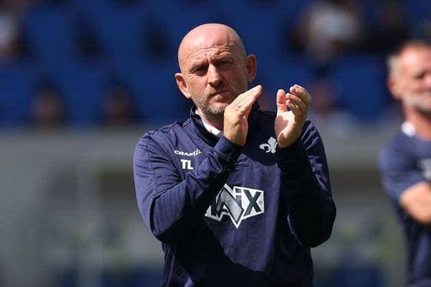 2024.08.25 xJFAx Fussball 2.Bundesliga 3.Spieltag Saison 2024 25, SV Darmstadt 98 - 1.FC Nürnberg v.l., head coach, Trainer Torsten Lieberknecht (SV Darmstadt 98) klatscht, bedankt sich bei den Fans, bedanken, Dank. (DFL DFB REGULATIONS PROHIBIT ANY USE OF PHOTOGRAPHS as IMAGE SEQUENCES and or QUASI-VIDEO