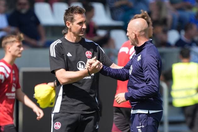Trainer Miroslav Klose (1. FC Nürnberg) mit Trainer Torsten Lieberknecht (SV Darmstadt 98) - 25.08.2024 2. Bundesliga, Saison 24 25: SV Darmstadt 98 vs 1. FC Nürnberg, Stadion am Boellenfalltor, emonline, emspor,