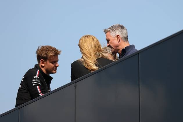 25.08.2024, xsvx, Motorsport FIA Formel 1, Großer Preis der Niederlande 2024 emspor, v.l. Ersatzfahrer Mick Schumacher (Mercedes AMG Petronas) Corinna Schumacher und Ralf Schumacher Sabine Kehm diskutieren (FIA REGULATIONS PROHIBIT ANY USE OF PHOTOGRAPHS as IMAGE SEQUENCES and or QUASI-VIDEO) Zandvoort