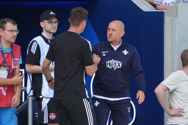 Trainer Miroslav Klose (1. FC Nürnberg) begrüßt Trainer Torsten Lieberknecht (SV Darmstadt 98) - 25.08.2024 2. Bundesliga, Saison 24 25: SV Darmstadt 98 vs 1. FC Nürnberg, Stadion am Boellenfalltor, emonline, emspor,